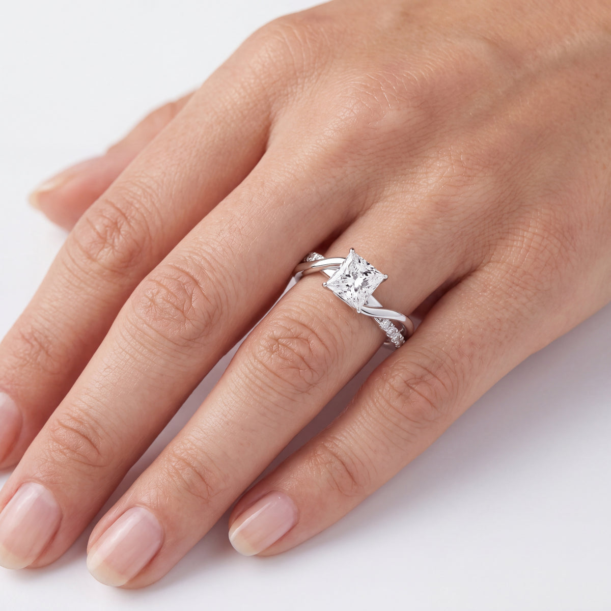 _lifestyle_image@SKU:R0329-LADP01000004W #metal_10k-white-gold+origin_lab-grown+quality_g-si