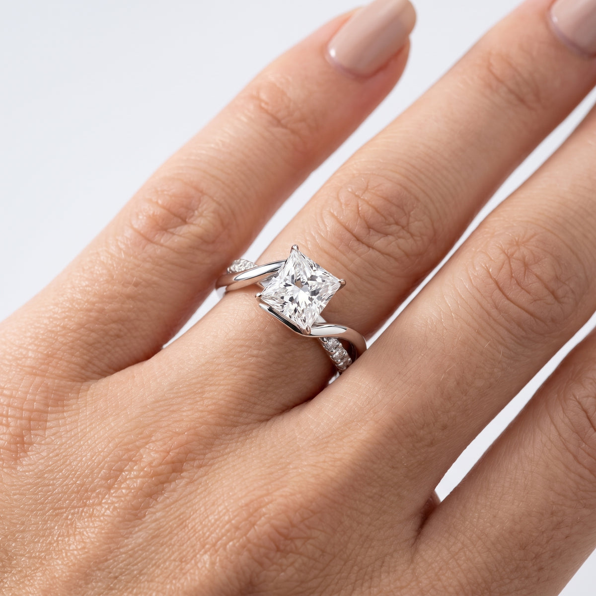 _lifestyle_image@SKU:R0329-LADP03000004W #metal_10k-white-gold+origin_lab-grown+quality_g-si