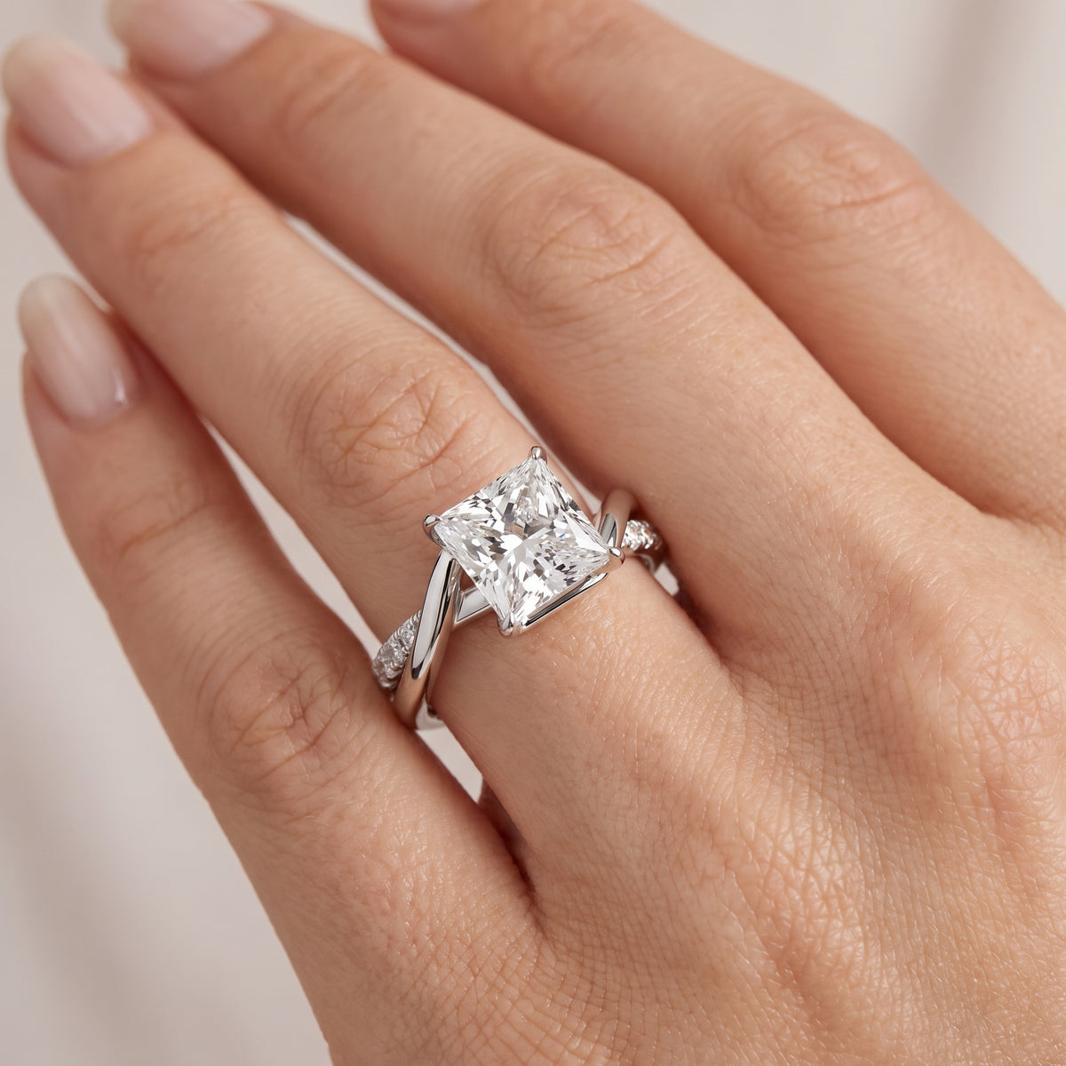 _lifestyle_image@SKU:R0329-LADP04000004W #metal_10k-white-gold+origin_lab-grown+quality_g-si