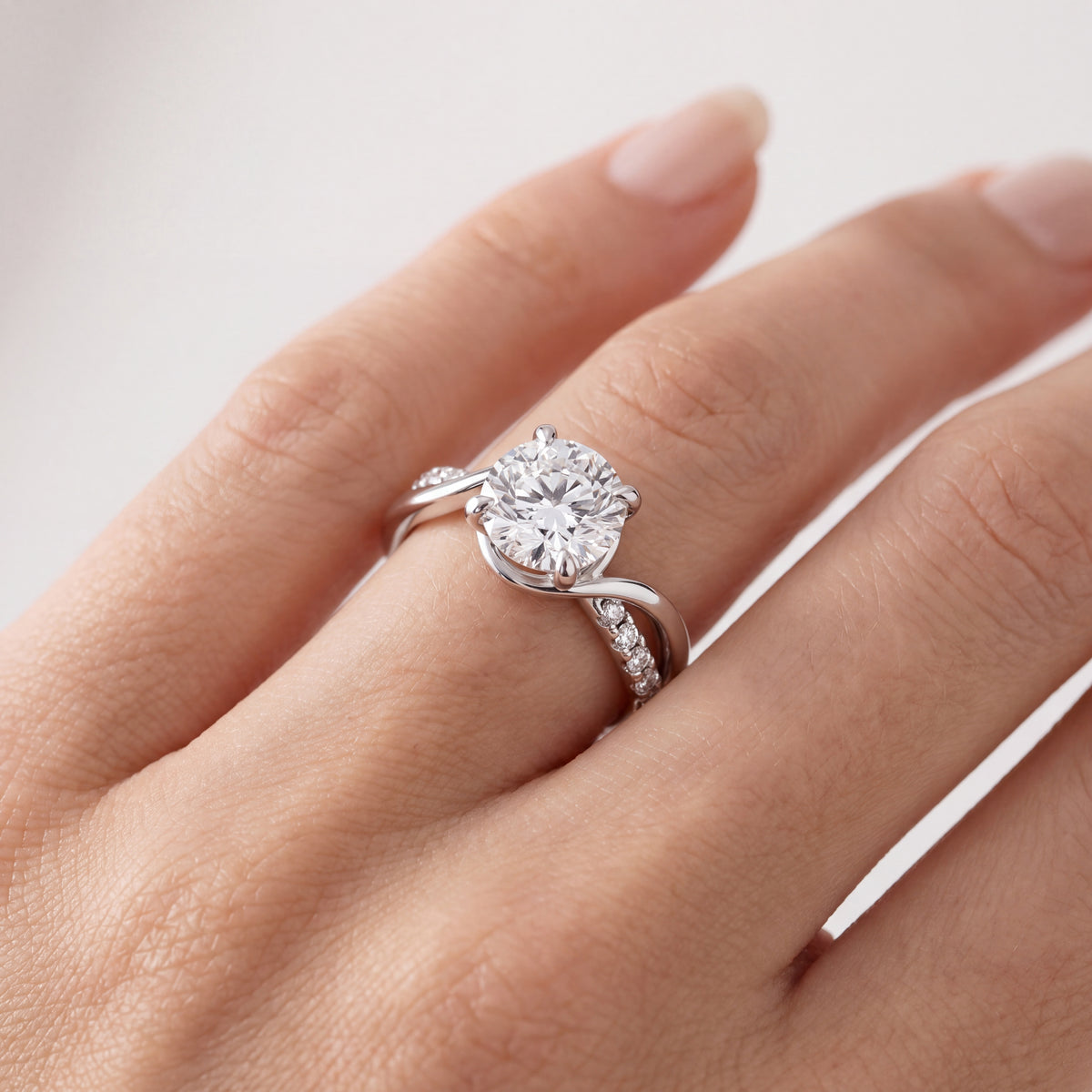 _lifestyle_image@SKU:R0329-LADR02000004W #metal_10k-white-gold+origin_lab-grown+quality_g-si