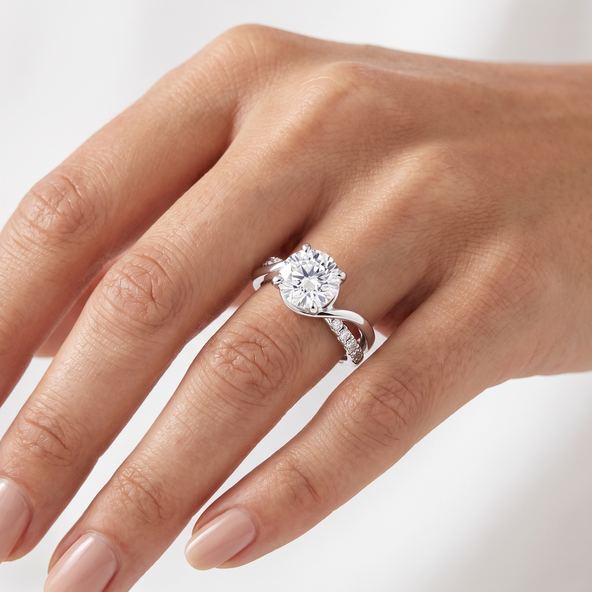_lifestyle_image@SKU:R0329-NADR0300000PL #metal_platinum+origin_lab-grown+quality_ef-vs2+