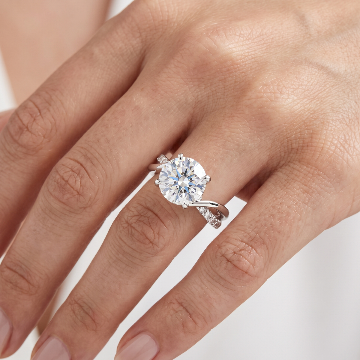 _lifestyle_image@SKU:R0329-NADR04000004W #metal_14k-white-gold+origin_lab-grown+quality_ef-vs2+