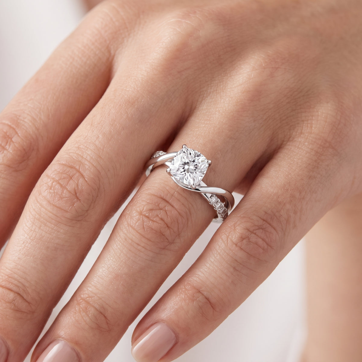 _lifestyle_image@SKU:R0329-NADC01000004W #metal_14k-white-gold+origin_lab-grown+quality_ef-vs2+
