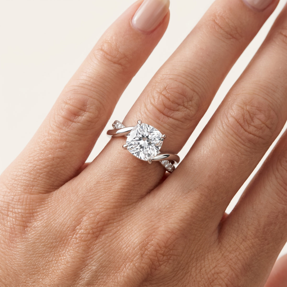 _lifestyle_image@SKU:R0329-NADC0200000PL #metal_platinum+origin_lab-grown+quality_ef-vs2+
