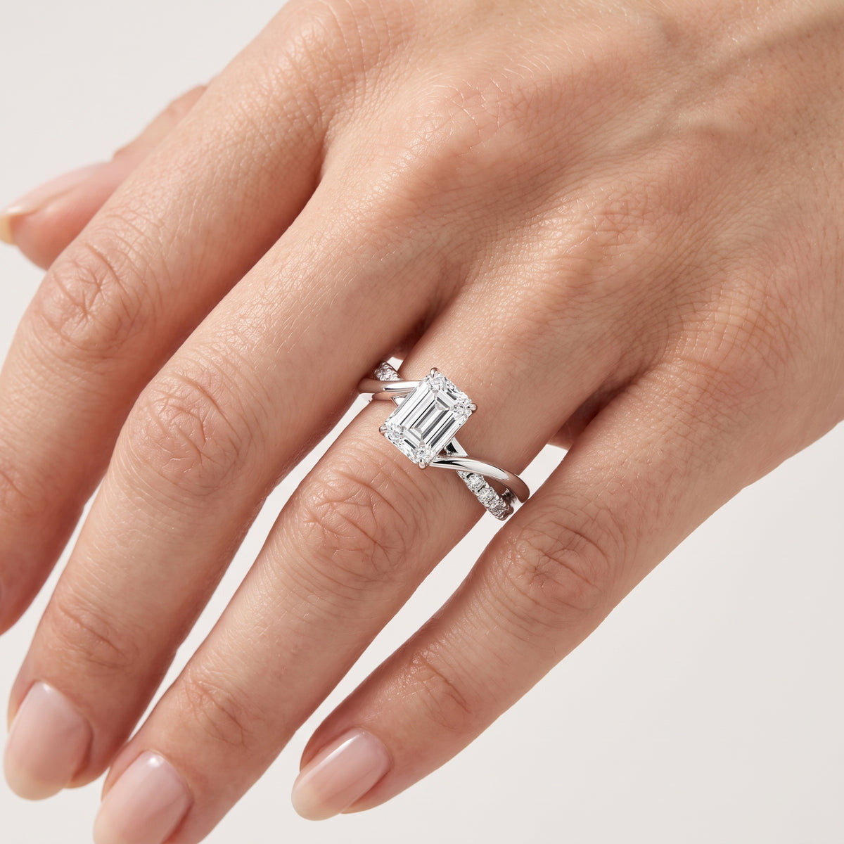 _lifestyle_image@SKU:R0329-NADE01000004W #metal_14k-white-gold+origin_lab-grown+quality_ef-vs2+