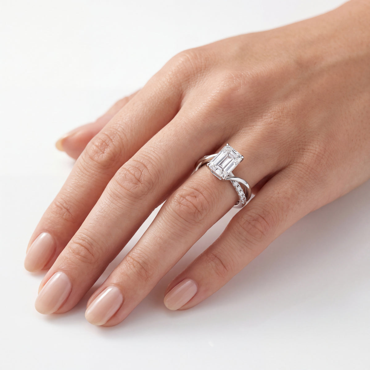 _lifestyle_image@SKU:R0329-NADE02000004W #metal_14k-white-gold+origin_lab-grown+quality_ef-vs2+