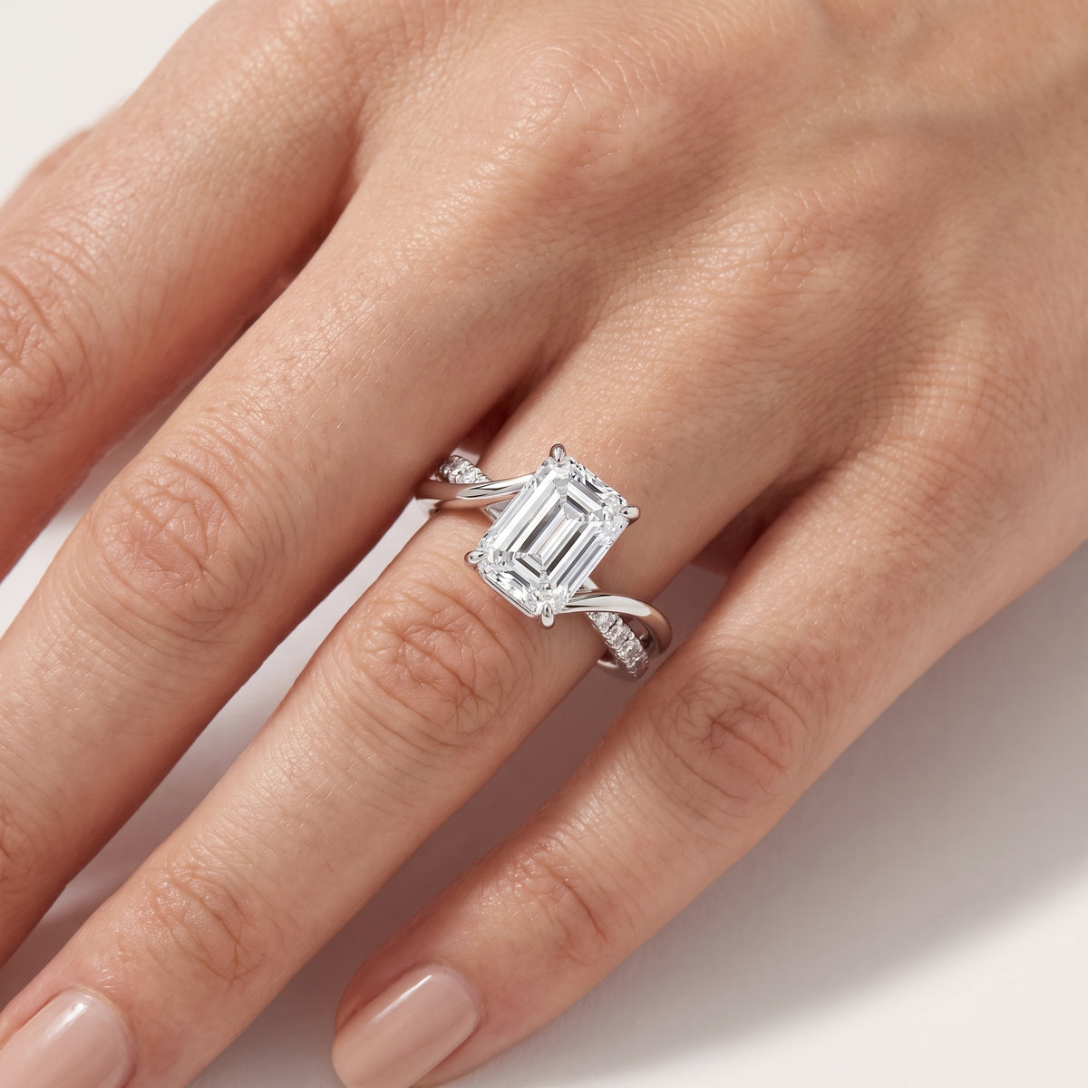_lifestyle_image@SKU:R0329-NADE0200000PL #metal_platinum+origin_lab-grown+quality_ef-vs2+