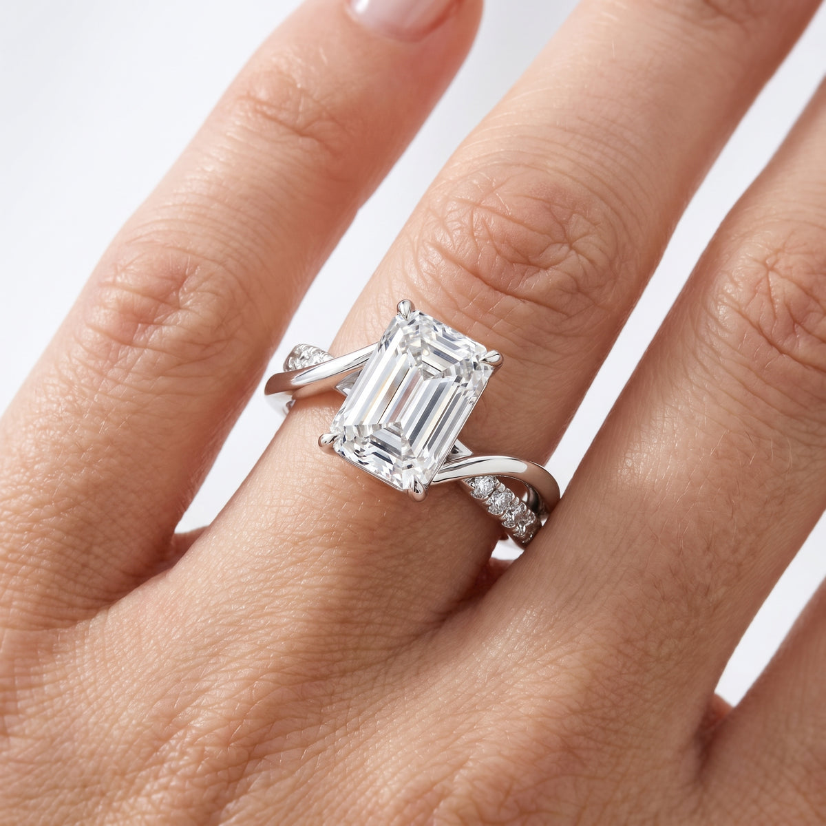 _lifestyle_image@SKU:R0329-NADE03000004W #metal_14k-white-gold+origin_lab-grown+quality_ef-vs2+
