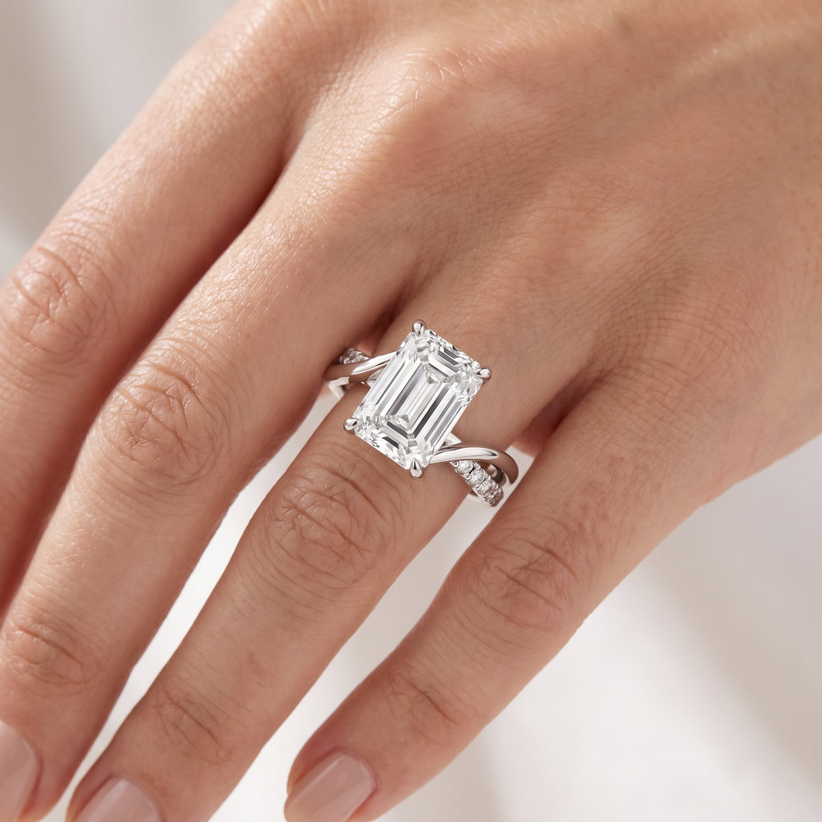 _lifestyle_image@SKU:R0329-NADE0300000PL #metal_platinum+origin_lab-grown+quality_ef-vs2+