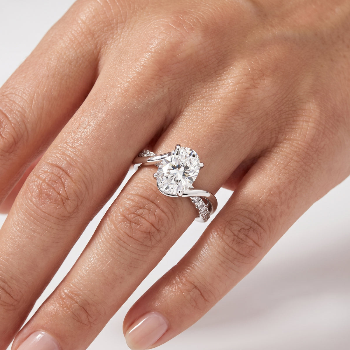 _lifestyle_image@SKU:R0329-NADO02000004W #metal_14k-white-gold+origin_lab-grown+quality_ef-vs2+