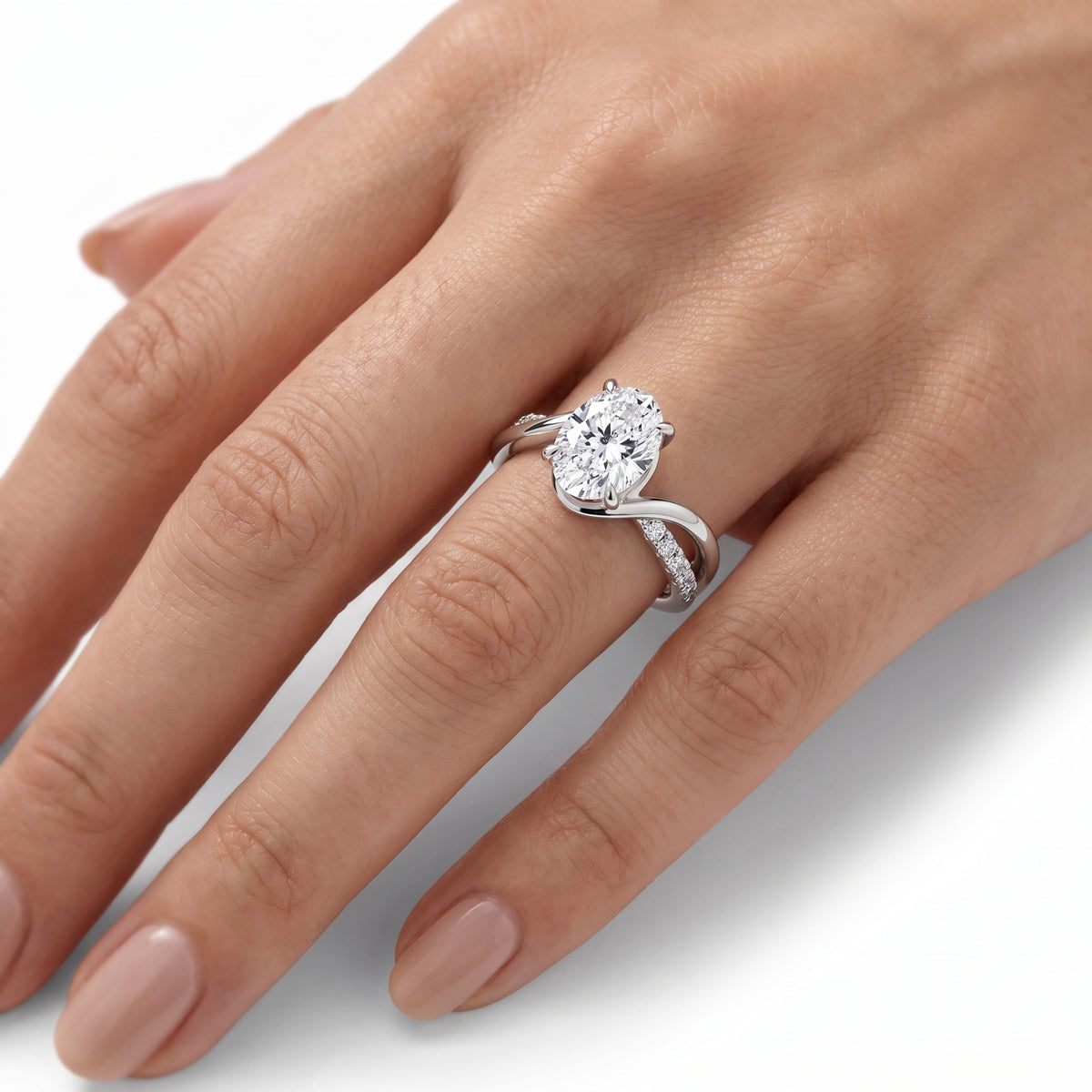 _lifestyle_image@SKU:R0329-NADO0200000PL #metal_platinum+origin_lab-grown+quality_ef-vs2+