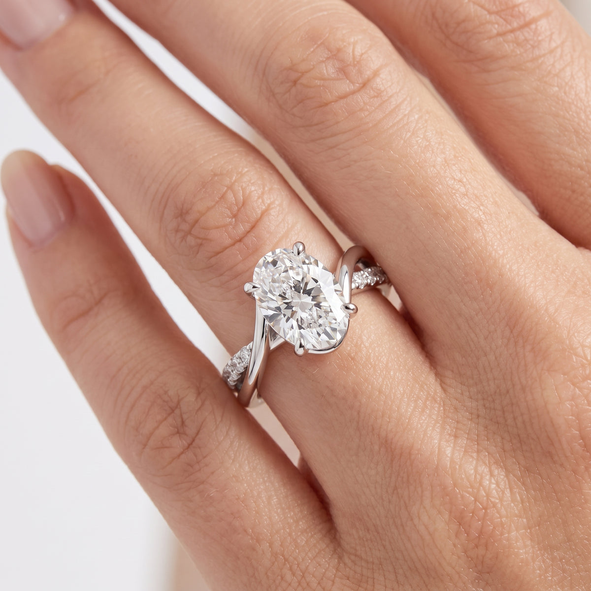 _lifestyle_image@SKU:R0329-NADO0300000PL #metal_platinum+origin_lab-grown+quality_ef-vs2+