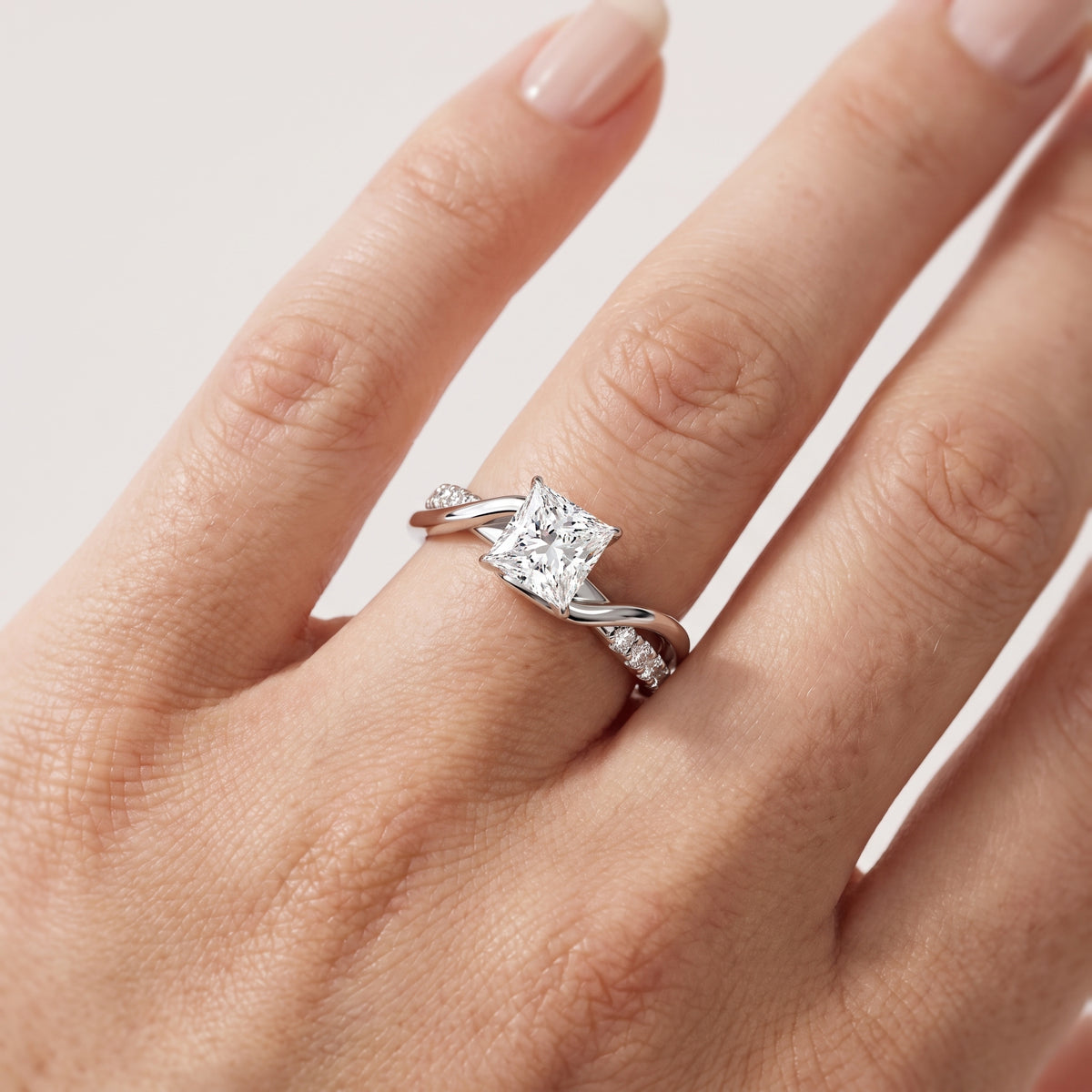_lifestyle_image@SKU:R0329-NADP01000004W #metal_14k-white-gold+origin_lab-grown+quality_ef-vs2+