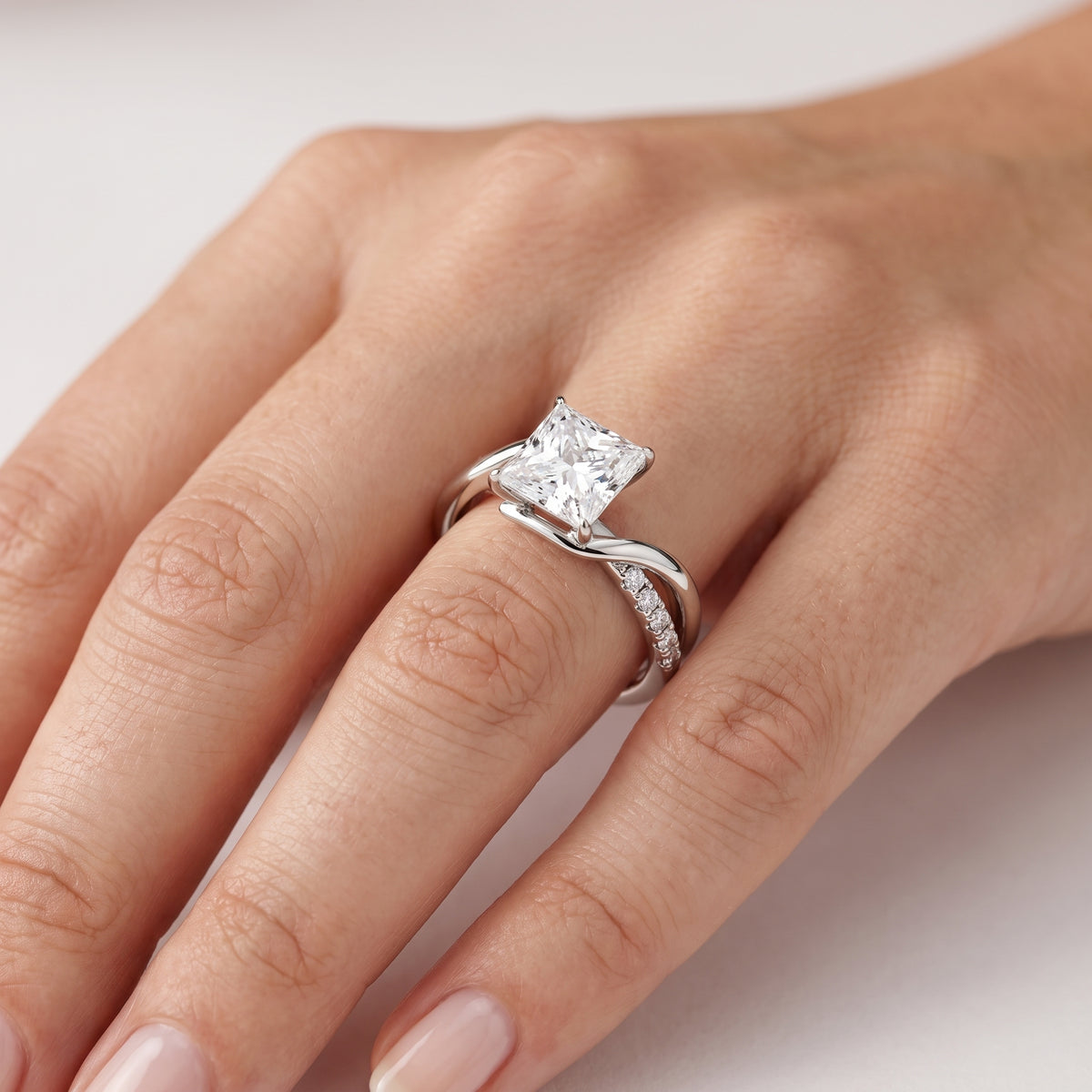 _lifestyle_image@SKU:R0329-NADP0300000PL #metal_platinum+origin_lab-grown+quality_ef-vs2+