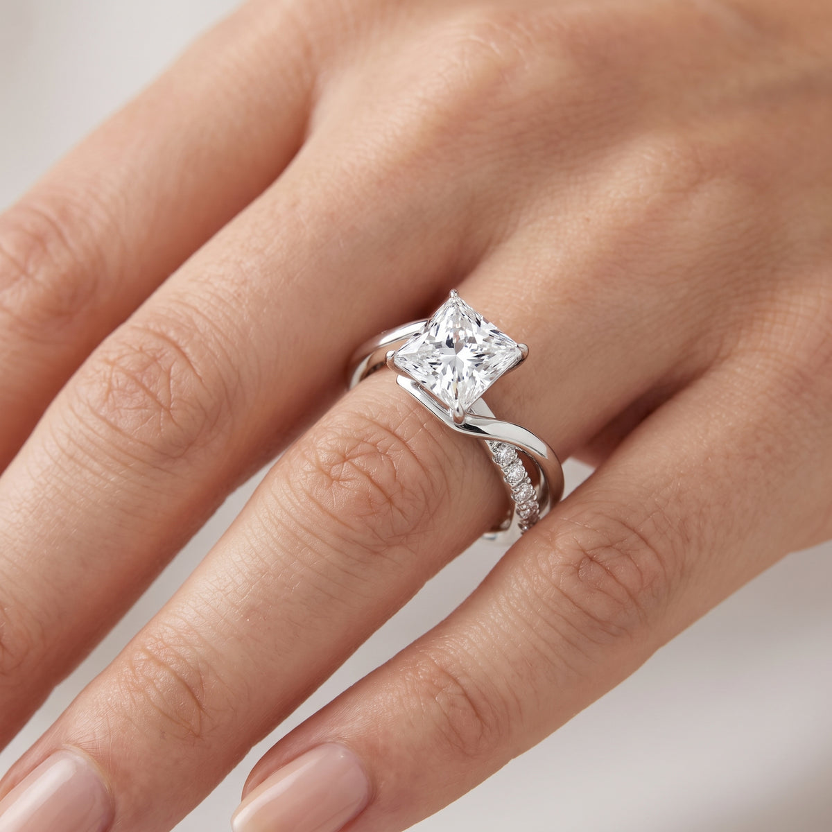 _lifestyle_image@SKU:R0329-NADP04000004W #metal_14k-white-gold+origin_lab-grown+quality_ef-vs2+