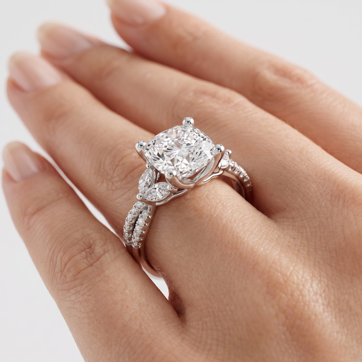 _lifestyle_image@SKU:R0330-LADC02000004W #metal_10k-white-gold+origin_lab-grown+quality_g-si