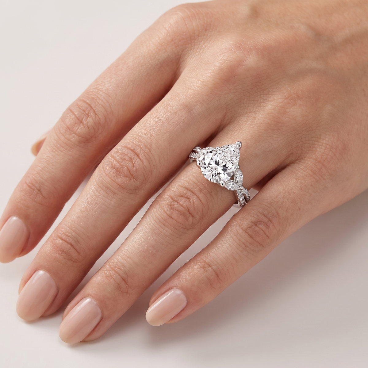 _lifestyle_image@SKU:R0330-LADD02000004W #metal_10k-white-gold+origin_lab-grown+quality_g-si