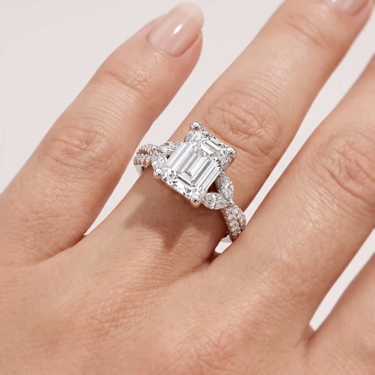 _lifestyle_image@SKU:R0330-LADE02000004W #metal_10k-white-gold+origin_lab-grown+quality_g-si
