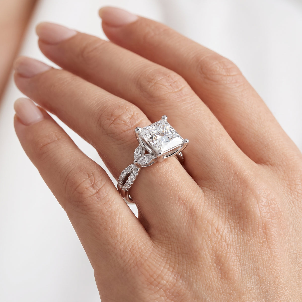 _lifestyle_image@SKU:R0330-LADP02000004W #metal_10k-white-gold+origin_lab-grown+quality_g-si
