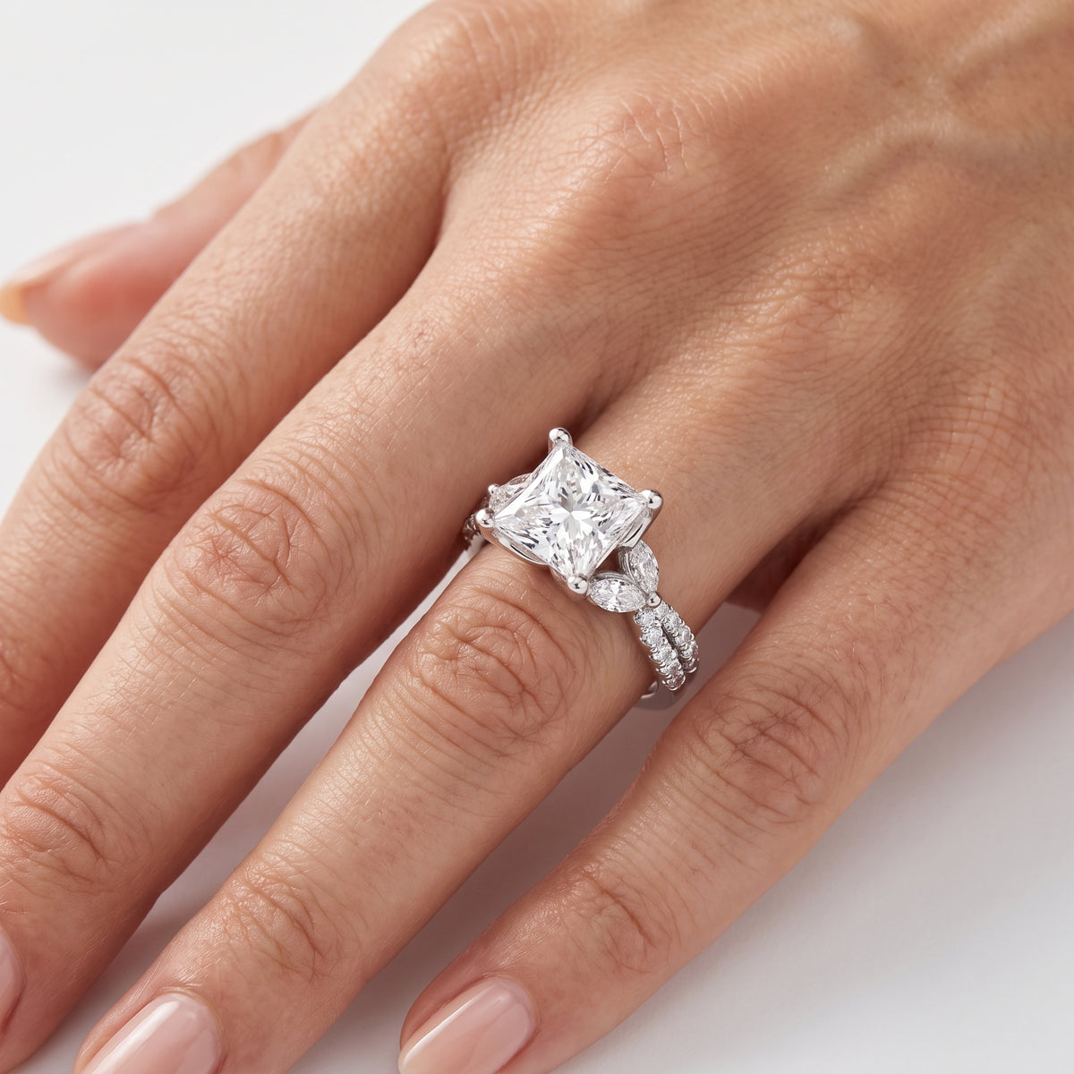 _lifestyle_image@SKU:R0330-LADP03000004W #metal_10k-white-gold+origin_lab-grown+quality_g-si