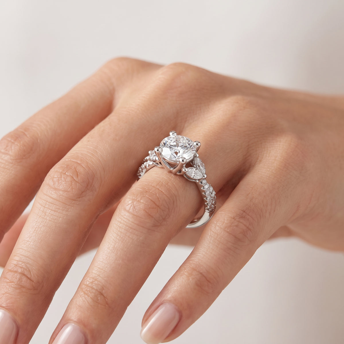 _lifestyle_image@SKU:R0330-LADR01000004W #metal_10k-white-gold+origin_lab-grown+quality_g-si
