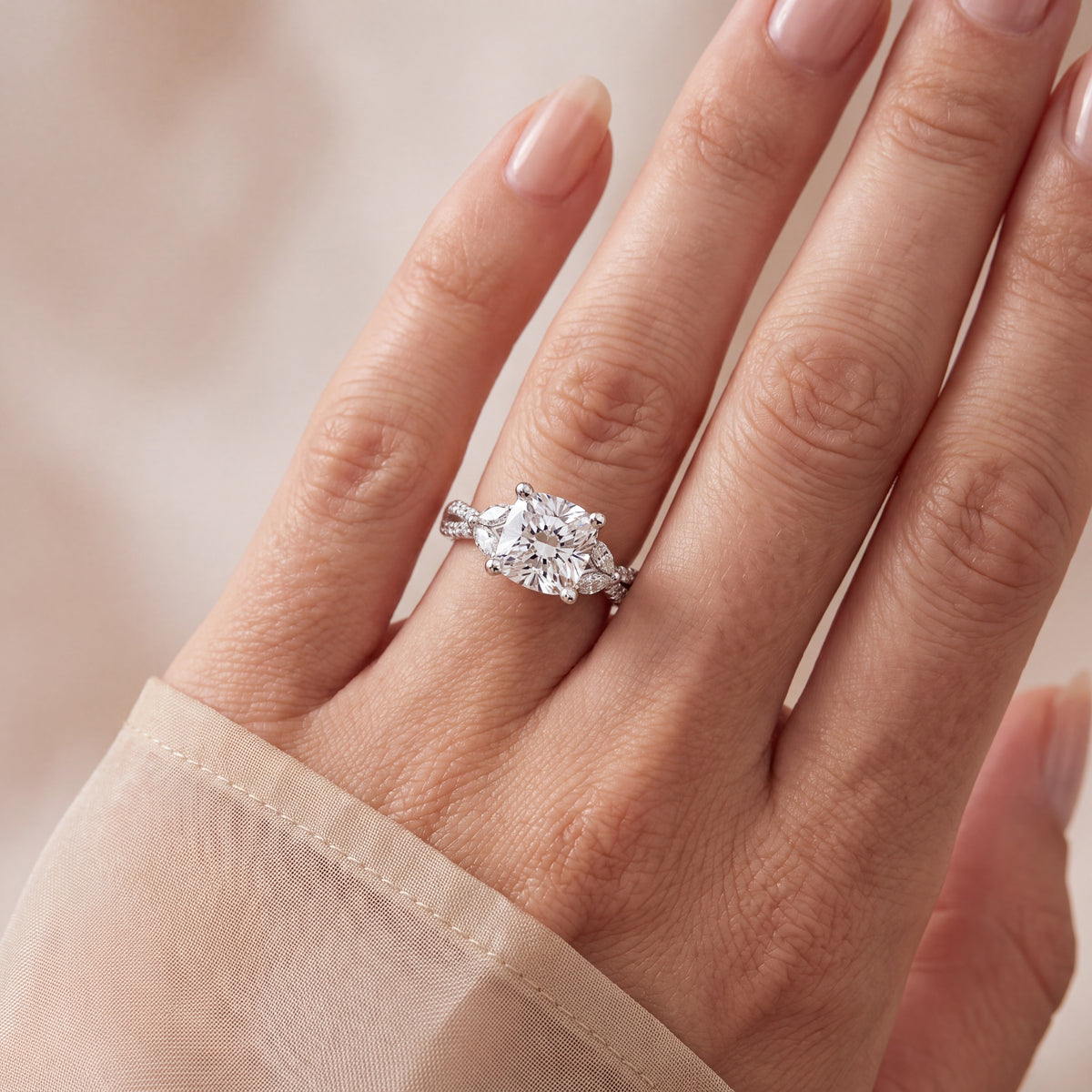 _lifestyle_image@SKU:R0330-NADC02000004W #metal_14k-white-gold+origin_lab-grown+quality_ef-vs2+
