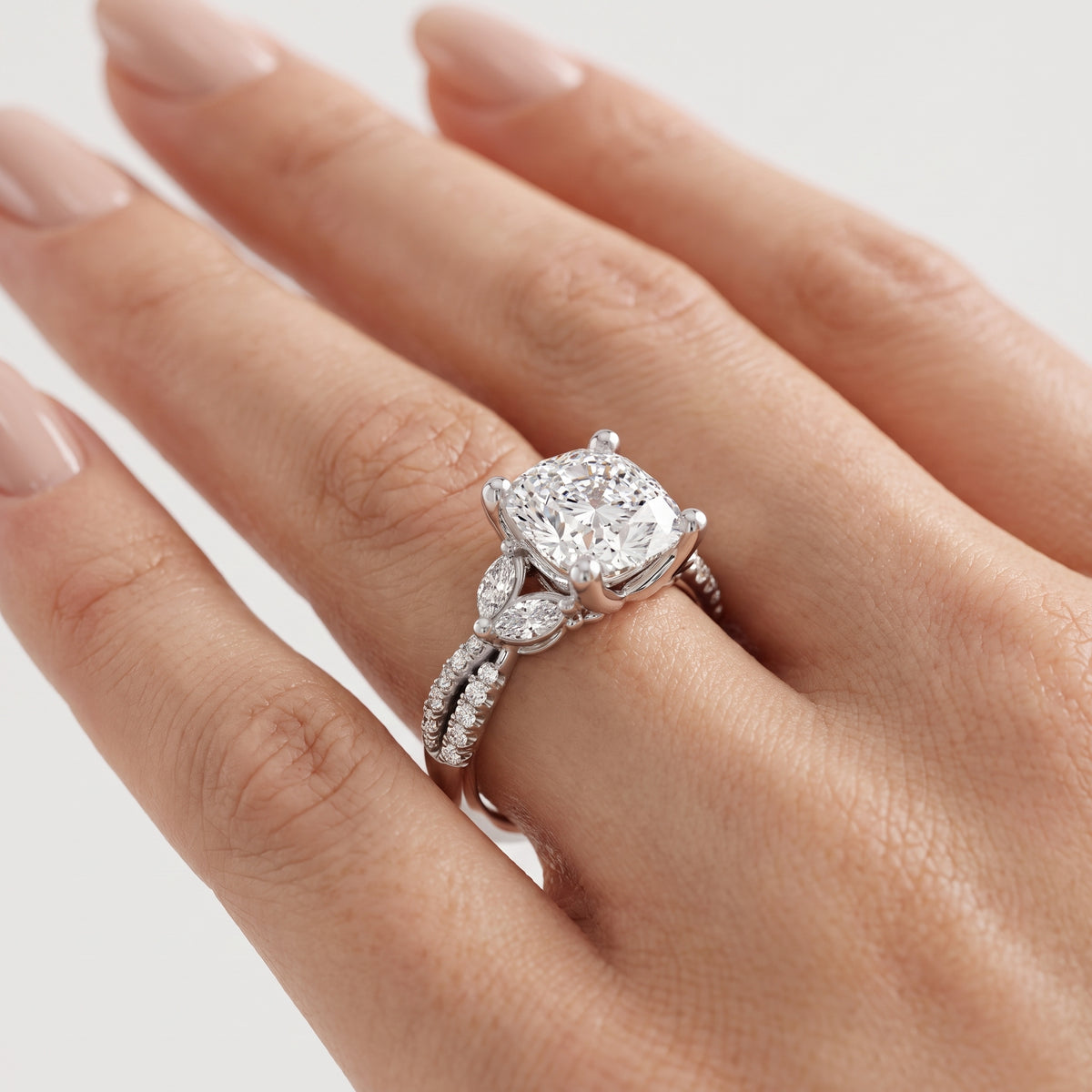 _lifestyle_image@SKU:R0330-NADC0200000PL #metal_platinum+origin_lab-grown+quality_ef-vs2+
