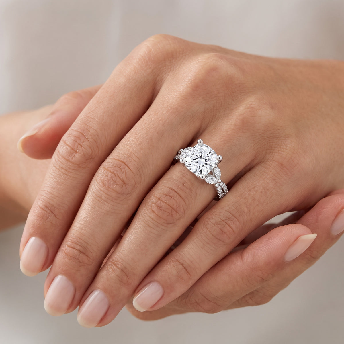 _lifestyle_image@SKU:R0330-NADC03000004W #metal_14k-white-gold+origin_lab-grown+quality_ef-vs2+