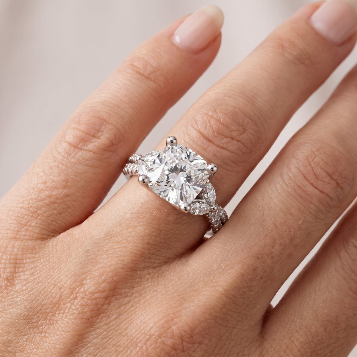 _lifestyle_image@SKU:R0330-NADC0300000PL #metal_platinum+origin_lab-grown+quality_ef-vs2+