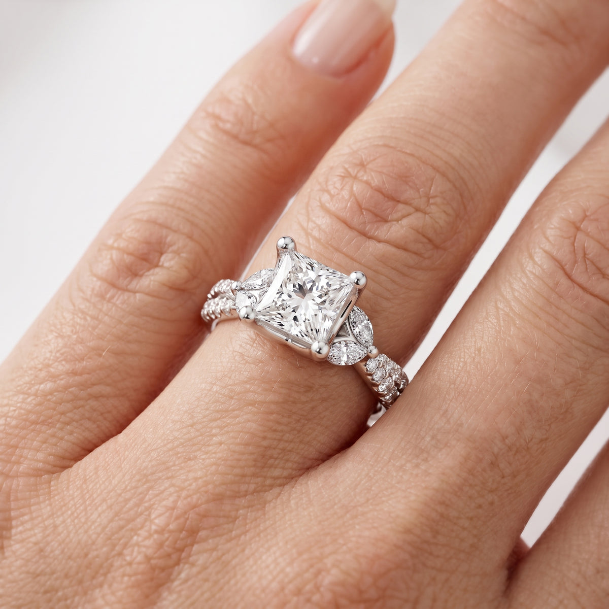 _lifestyle_image@SKU:R0330-NADP01000004W #metal_14k-white-gold+origin_lab-grown+quality_ef-vs2+