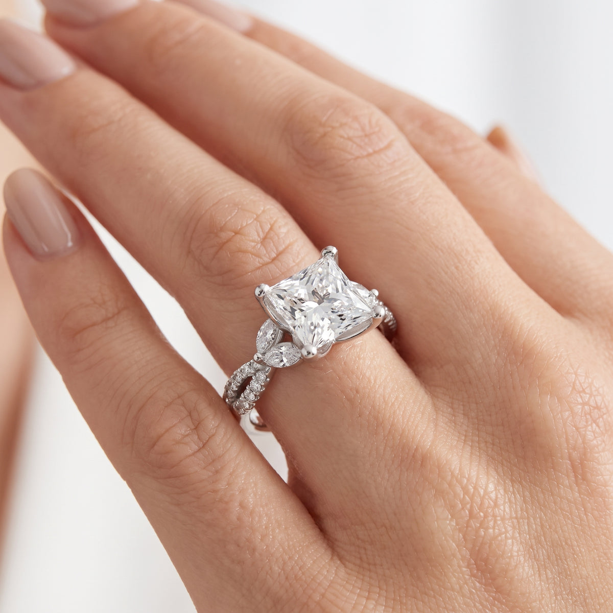 _lifestyle_image@SKU:R0330-NADP03000004W #metal_14k-white-gold+origin_lab-grown+quality_ef-vs2+