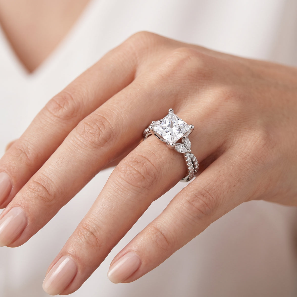 _lifestyle_image@SKU:R0330-NADP0300000PL #metal_platinum+origin_lab-grown+quality_ef-vs2+