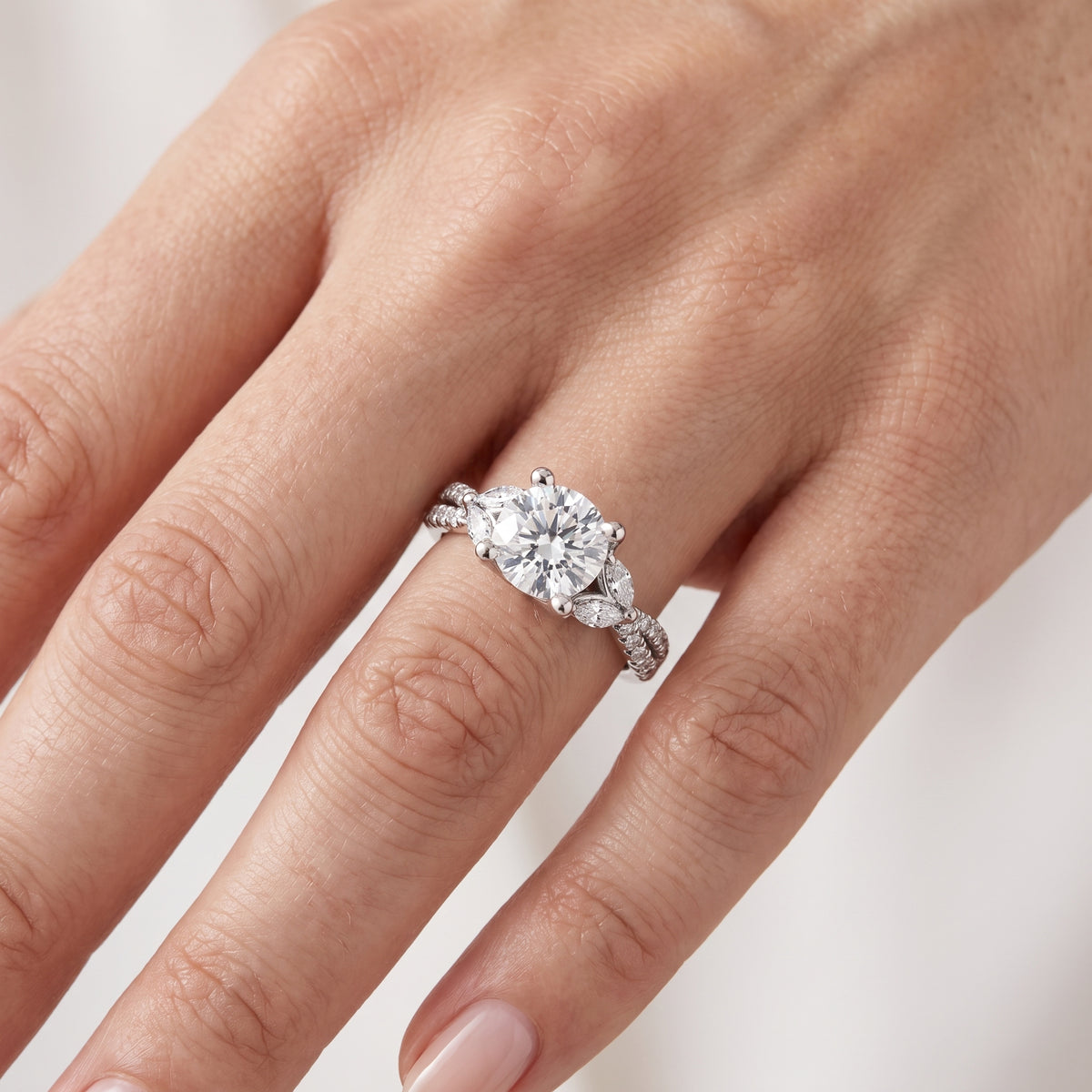 _lifestyle_image@SKU:R0330-NADR0100000PL #metal_platinum+origin_lab-grown+quality_ef-vs2+