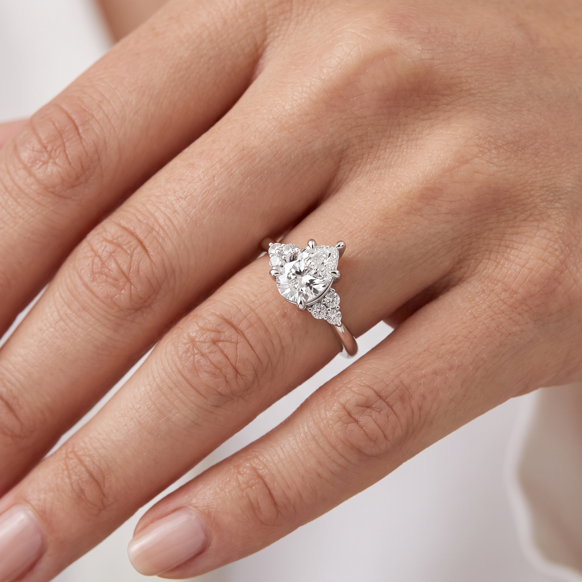 _lifestyle_image@SKU:R0331-NADD0100000PL #metal_platinum+origin_lab-grown+quality_ef-vs2+