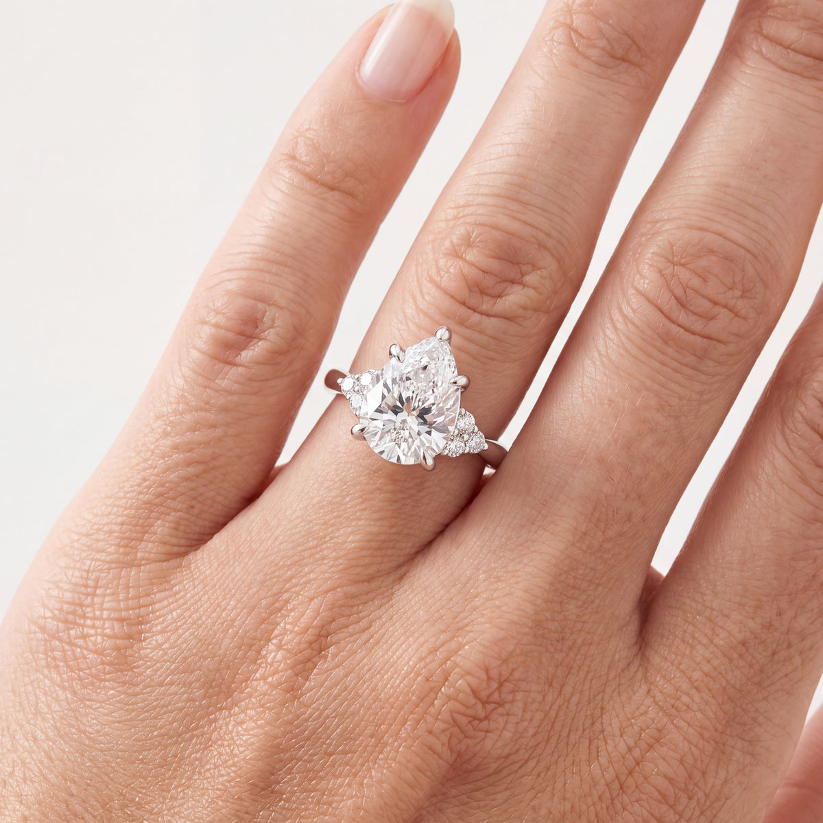 _lifestyle_image@SKU:R0331-LADD02000004W #metal_10k-white-gold+origin_lab-grown+quality_g-si