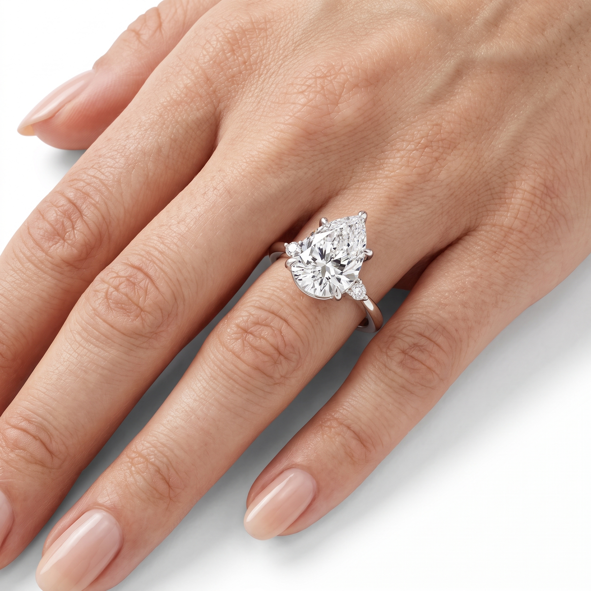 _lifestyle_image@SKU:R0331-LADD03000004W #metal_10k-white-gold+origin_lab-grown+quality_g-si