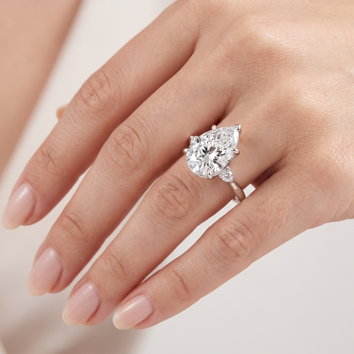 _lifestyle_image@SKU:R0331-NADD03000004W #metal_14k-white-gold+origin_lab-grown+quality_ef-vs2+