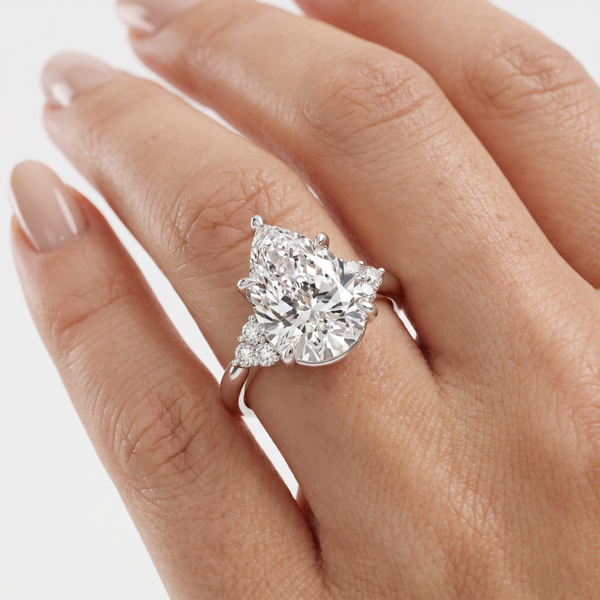 _lifestyle_image@SKU:R0331-NADD04000004W #metal_14k-white-gold+origin_lab-grown+quality_ef-vs2+