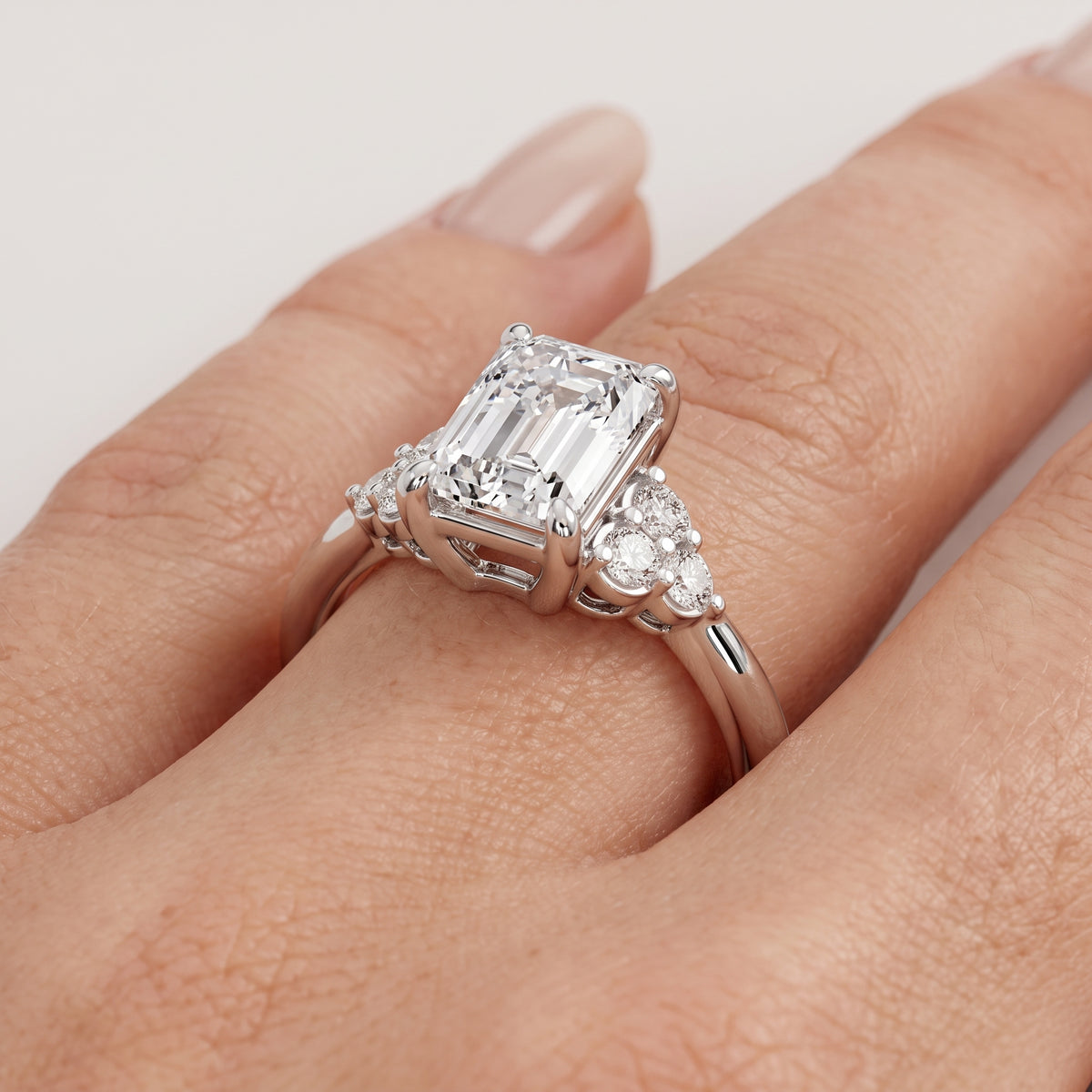 _lifestyle_image@SKU:R0331-LADE01000004W #metal_10k-white-gold+origin_lab-grown+quality_g-si