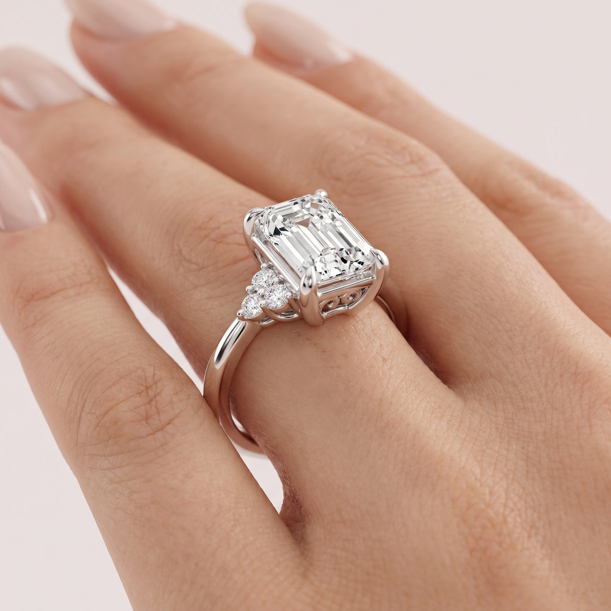 _lifestyle_image@SKU:R0331-LADE02000004W #metal_10k-white-gold+origin_lab-grown+quality_g-si