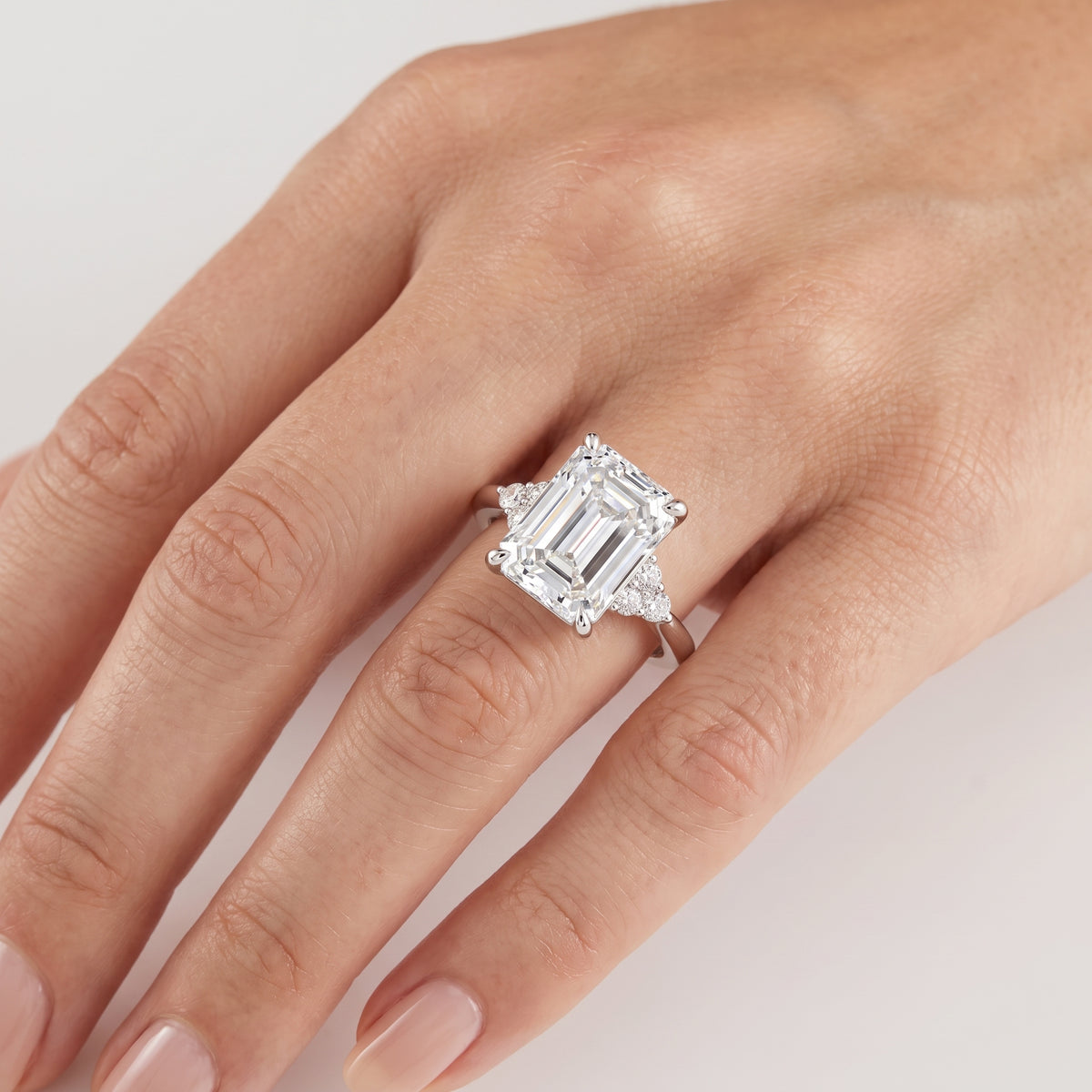_lifestyle_image@SKU:R0331-LADE03000004W #metal_10k-white-gold+origin_lab-grown+quality_g-si