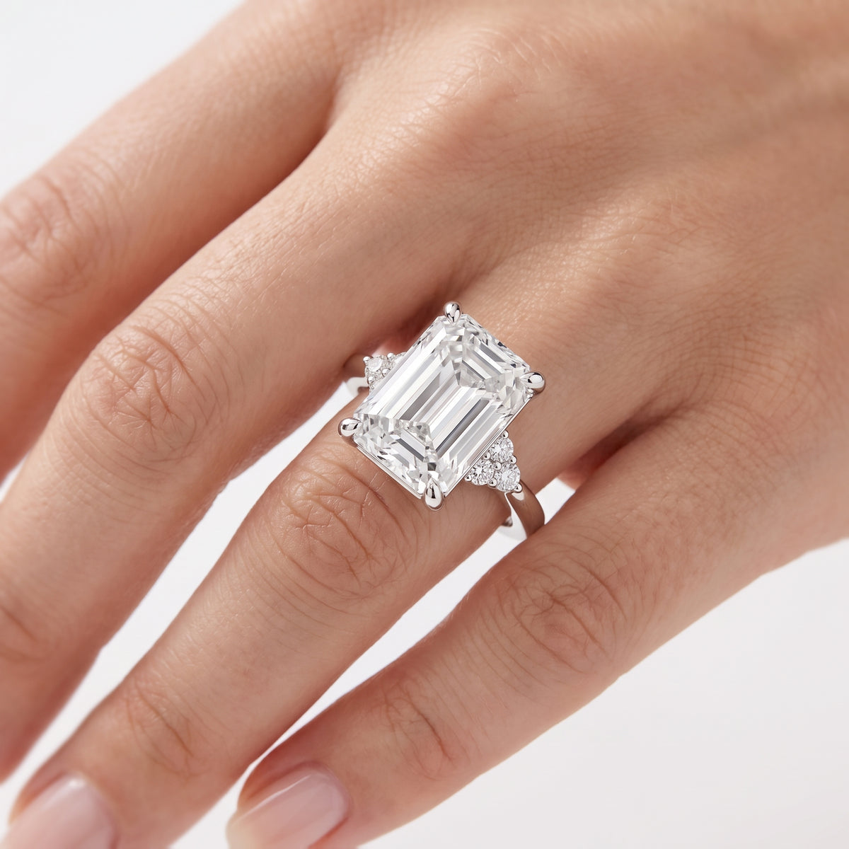 _lifestyle_image@SKU:R0331-LADE04000004W #metal_10k-white-gold+origin_lab-grown+quality_g-si