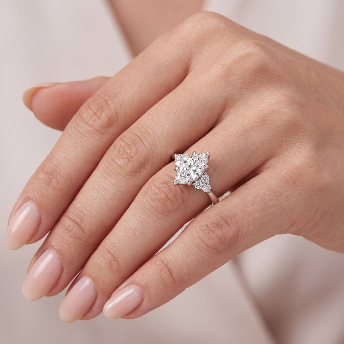 _lifestyle_image@SKU:R0331-LADM01000004W #metal_10k-white-gold+origin_lab-grown+quality_g-si