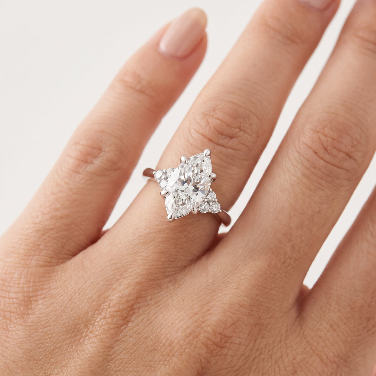 _lifestyle_image@SKU:R0331-LADM02000004W #metal_10k-white-gold+origin_lab-grown+quality_g-si