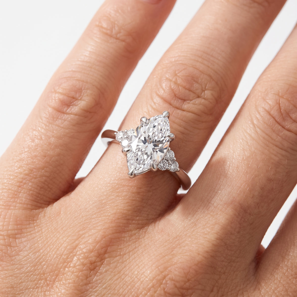 _lifestyle_image@SKU:R0331-LADM03000004W #metal_10k-white-gold+origin_lab-grown+quality_g-si