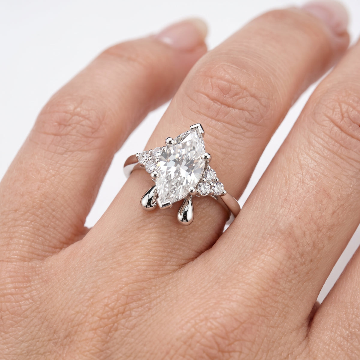 _lifestyle_image@SKU:R0331-LADM04000004W #metal_10k-white-gold+origin_lab-grown+quality_g-si