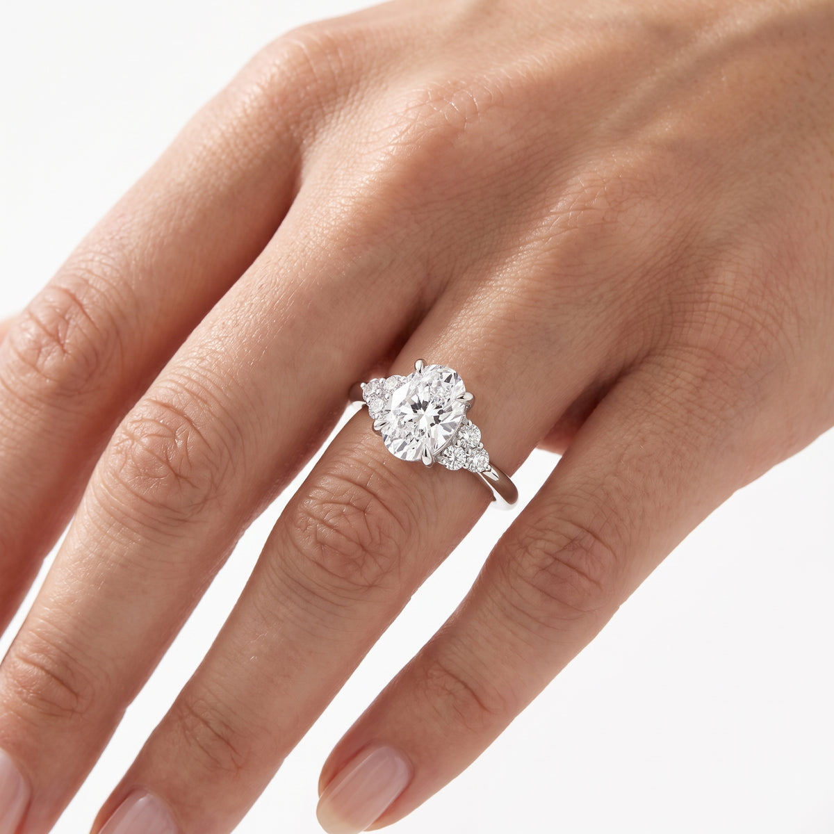 _lifestyle_image@SKU:R0331-LADO01000004W #metal_10k-white-gold+origin_lab-grown+quality_g-si