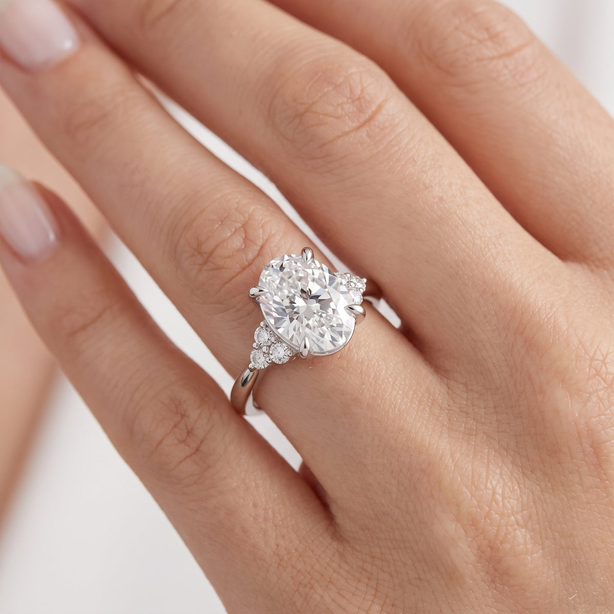 _lifestyle_image@SKU:R0331-LADO02000004W #metal_10k-white-gold+origin_lab-grown+quality_g-si
