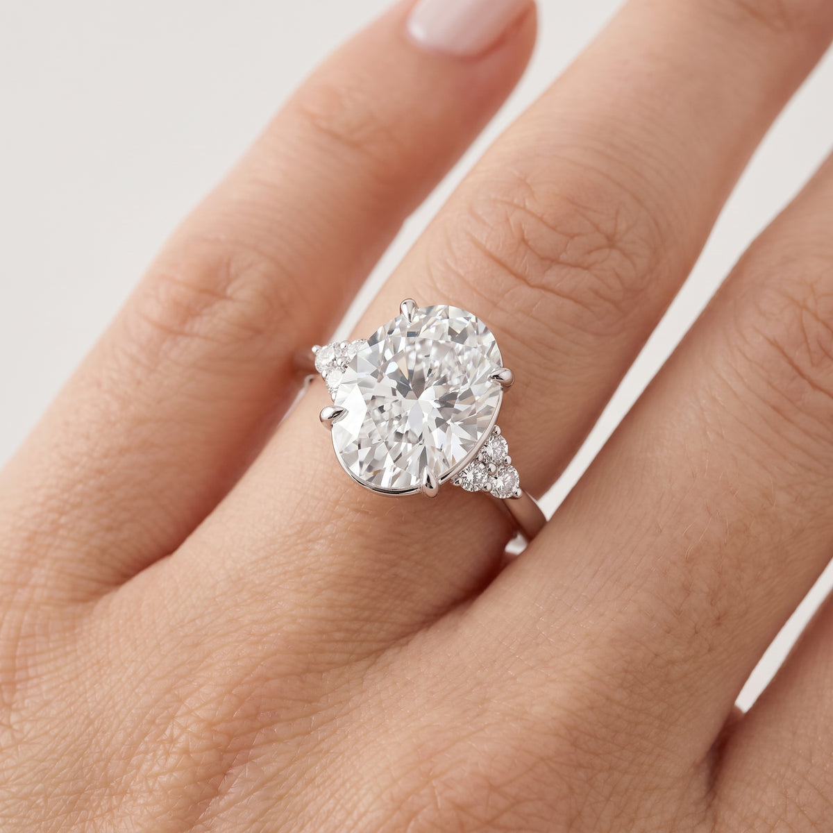 _lifestyle_image@SKU:R0331-LADO03000004W #metal_10k-white-gold+origin_lab-grown+quality_g-si