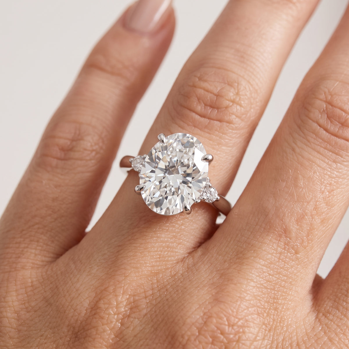 _lifestyle_image@SKU:R0331-LADO04000004W #metal_10k-white-gold+origin_lab-grown+quality_g-si